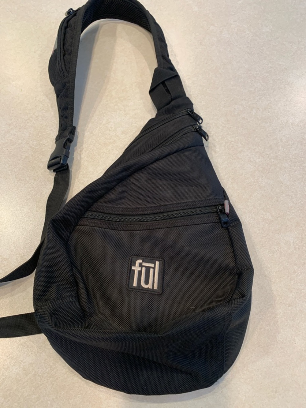 ful Black Single Sling Crossbody Pack